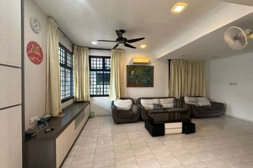 Kulai Taman Bersatu double storey Semi D House /  Fully furnish & fully renovated 
