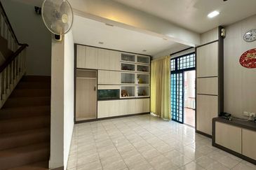 Kulai Taman Bersatu double storey Semi D House /  Fully furnish & fully renovated 