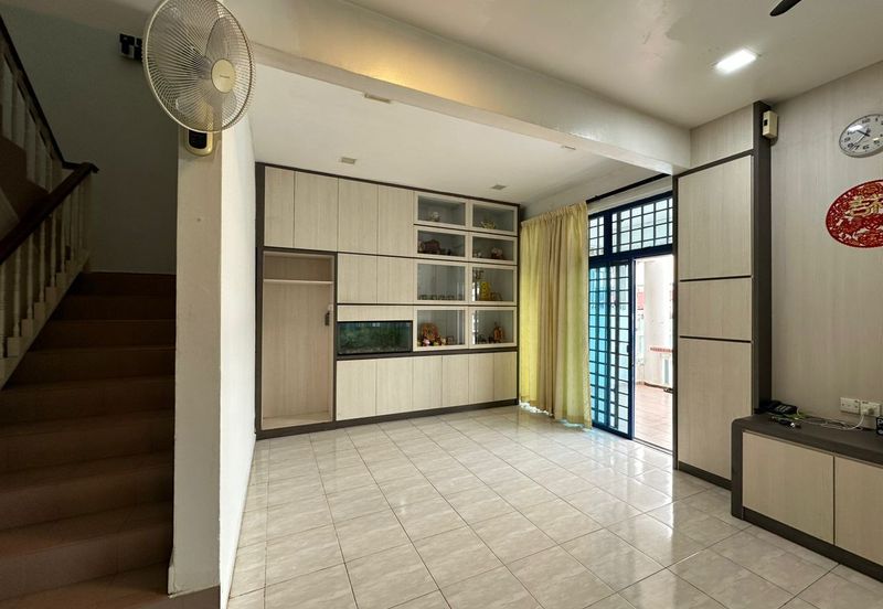 Kulai Taman Bersatu double storey Semi D House /  Fully furnish & fully renovated 