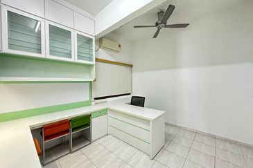 Kulai Taman Bersatu double storey Semi D House /  Fully furnish & fully renovated 