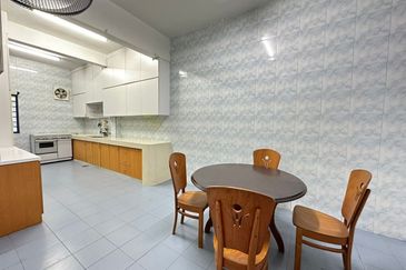 Kulai Taman Bersatu double storey Semi D House /  Fully furnish & fully renovated 