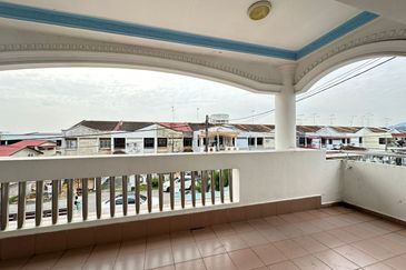 Kulai Taman Bersatu double storey Semi D House /  Fully furnish & fully renovated 