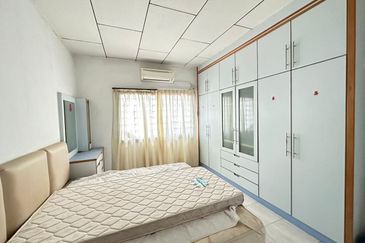 Kulai Taman Bersatu double storey Semi D House /  Fully furnish & fully renovated 