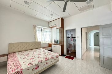 Kulai Taman Bersatu double storey Semi D House /  Fully furnish & fully renovated 