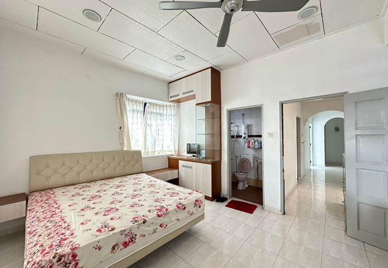 Kulai Taman Bersatu double storey Semi D House /  Fully furnish & fully renovated 