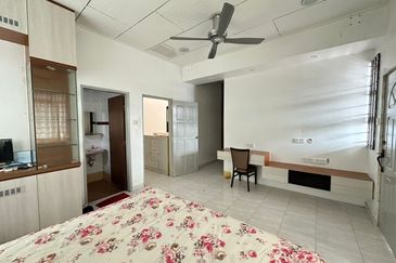 Kulai Taman Bersatu double storey Semi D House /  Fully furnish & fully renovated 