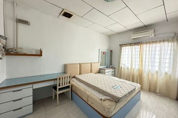 Kulai Taman Bersatu double storey Semi D House /  Fully furnish & fully renovated 