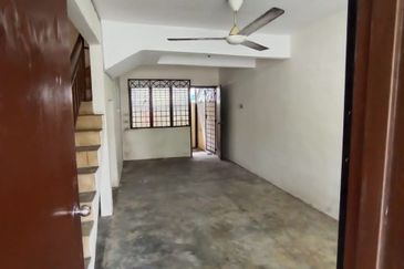 Double Storey Low Cost- Kempas Taman Anggerik -Jalan Anggerik 1/16