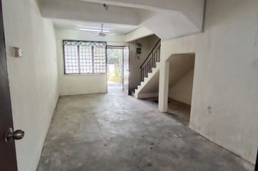 Double Storey Low Cost- Kempas Taman Anggerik -Jalan Anggerik 1/16