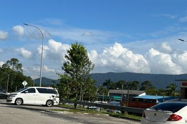 Kulai @ Kelapa Sawit / 2 Storey Shoplot / Facing Main Road