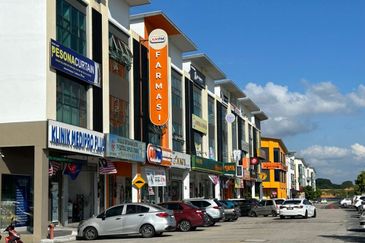Kulai @ Kelapa Sawit / 2 Storey Shoplot / Facing Main Road