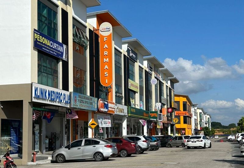 Kulai @ Kelapa Sawit / 2 Storey Shoplot / Facing Main Road