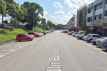 Johor Jaya 🍎  Jalan Ros Merah 2/17 - 3 Storey Shoplot x（3 Unit) 20x70