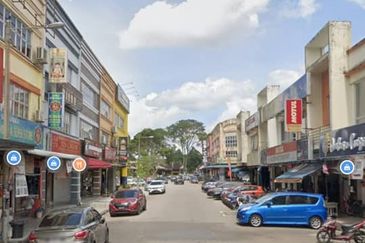 Kulai Bandar Putra / Jalan Kenari / 3 storey shop lot  古来太子城 3层店出售 热闹街🔥