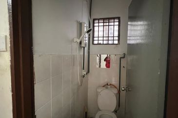 Kulai /  Jalan sutera 4 saleng / Single Terrace House 