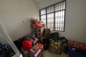 Kulai /  Jalan sutera 4 saleng / Single Terrace House 