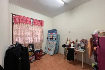 Kulai /  Jalan sutera 4 saleng / Single Terrace House 