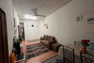 Kulai /  Jalan sutera 4 saleng / Single Terrace House 