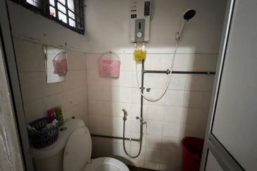 Kulai /  Jalan sutera 4 saleng / Single Terrace House 