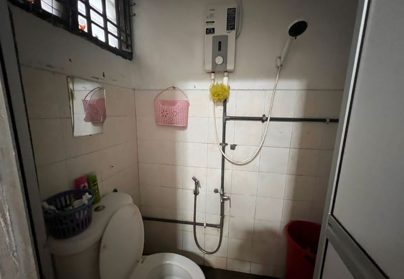 Kulai /  Jalan sutera 4 saleng / Single Terrace House 