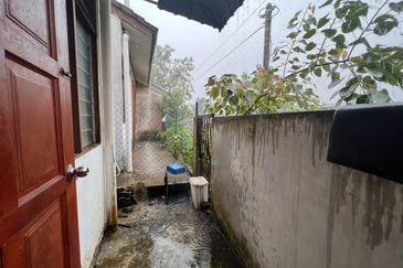 Kulai /  Jalan sutera 4 saleng / Single Terrace House 