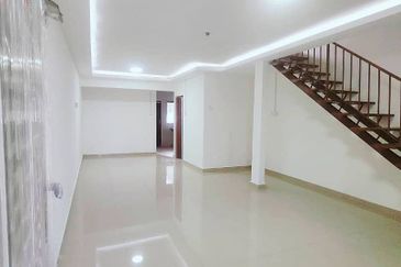 Kulai - Taman Sri Putri Kulai - Unblock View - Double Storey Low Cost - Fully renovated 