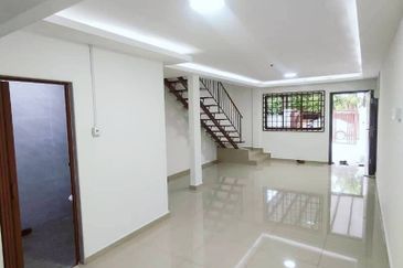 Kulai - Taman Sri Putri Kulai - Unblock View - Double Storey Low Cost - Fully renovated 