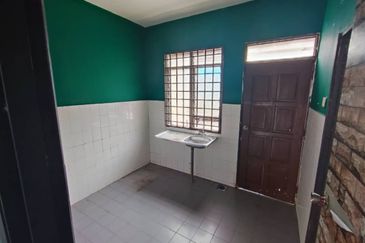 Kulai Saleng / Taman Muhibbah / Jalan Jambu 32 / Double storey terrace house