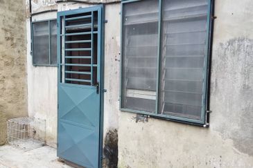 Kulai Saleng / Taman Muhibbah / Jalan Jambu 32 / Double storey terrace house