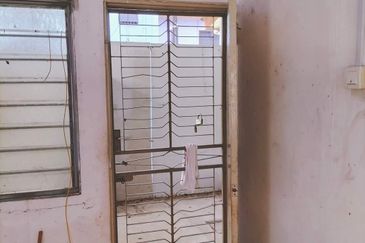 Skudai / Tmn Skudai baru / jln hang jebat  - low cost  double storey corner / 770sqft +20sqft