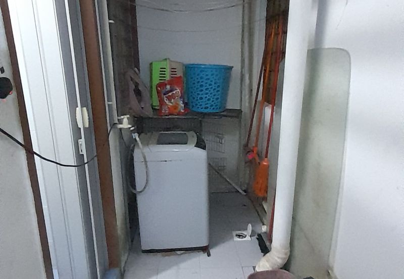 Kulai / Taman Putri Kulai / Jalan Sri Putri 8/2 --shoplot Apartment