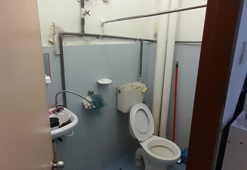 Kulai / Taman Putri Kulai / Jalan Sri Putri 8/2 --shoplot Apartment