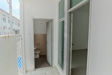 Skudai - Taman Pulai Mutiara (Camellia Type) - Double Storey Terrace House Endlot *(Bared unit)*