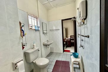 Kulai / Taman Putri Kulai Fasa 11 / Double storey *ENDLOT* terrace house / Unblock Unit