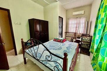 Kulai / Taman Putri Kulai Fasa 11 / Double storey *ENDLOT* terrace house / Unblock Unit