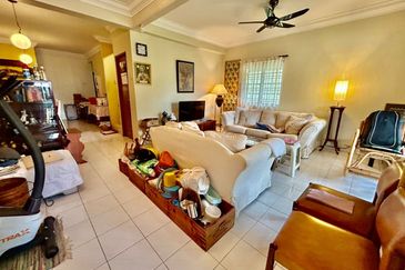 Kulai / Taman Putri Kulai Fasa 11 / Double storey *ENDLOT* terrace house / Unblock Unit