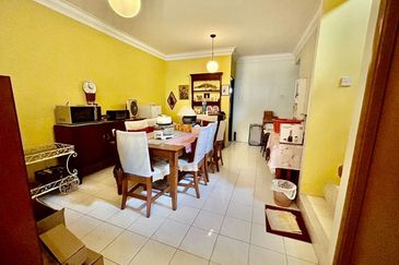 Kulai / Taman Putri Kulai Fasa 11 / Double storey *ENDLOT* terrace house / Unblock Unit