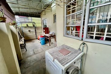 Kulai / Taman Putri Kulai Fasa 11 / Double storey *ENDLOT* terrace house / Unblock Unit