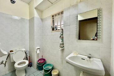 Kulai / Taman Putri Kulai Fasa 11 / Double storey *ENDLOT* terrace house / Unblock Unit