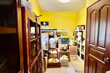 Kulai / Taman Putri Kulai Fasa 11 / Double storey *ENDLOT* terrace house / Unblock Unit