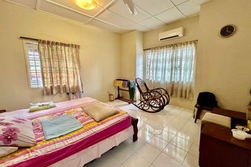 Kulai / Taman Putri Kulai Fasa 11 / Double storey *ENDLOT* terrace house / Unblock Unit