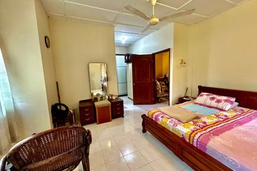 Kulai / Taman Putri Kulai Fasa 11 / Double storey *ENDLOT* terrace house / Unblock Unit