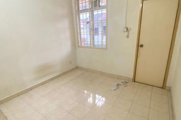 Kulai Bandar Putra / Jalan Enggang / Big Double Storey Terrace House