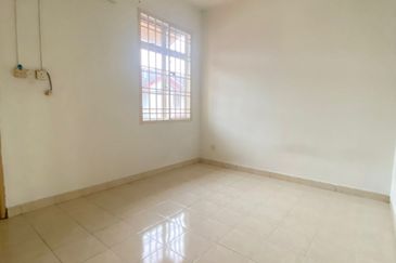 Kulai Bandar Putra / Jalan Enggang / Big Double Storey Terrace House