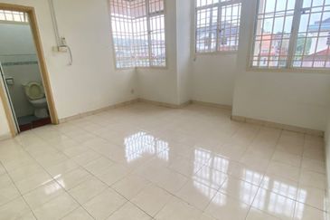Kulai Bandar Putra / Jalan Enggang / Big Double Storey Terrace House