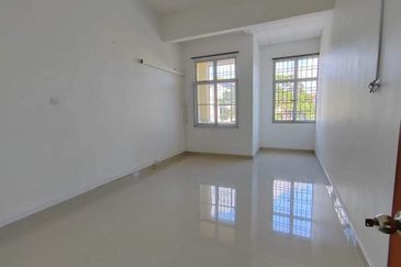 Kulai Bandar Putra / Jalan Merbau ✅Double Storey Shoplot 