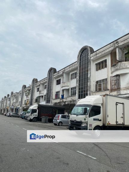 Kulai / Taman Putri Kulai 5 / Jalan Sri Putri / 3 Storey Terrace ShopLot, Johor, Kulai