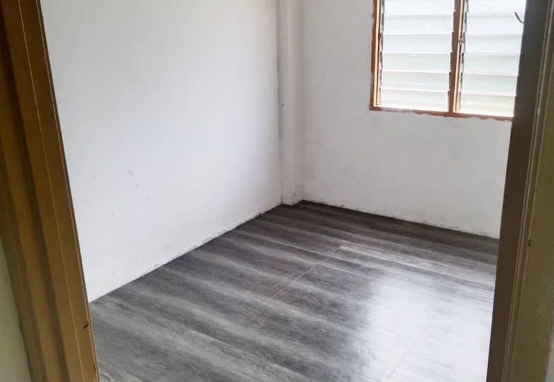 Masai -  plentong utama -  jalan daisi taman - Low Medium Cost Flat