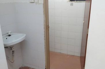 Masai -  plentong utama -  jalan daisi taman - Low Medium Cost Flat