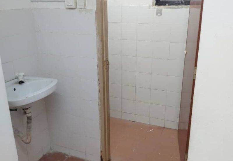 Masai -  plentong utama -  jalan daisi taman - Low Medium Cost Flat